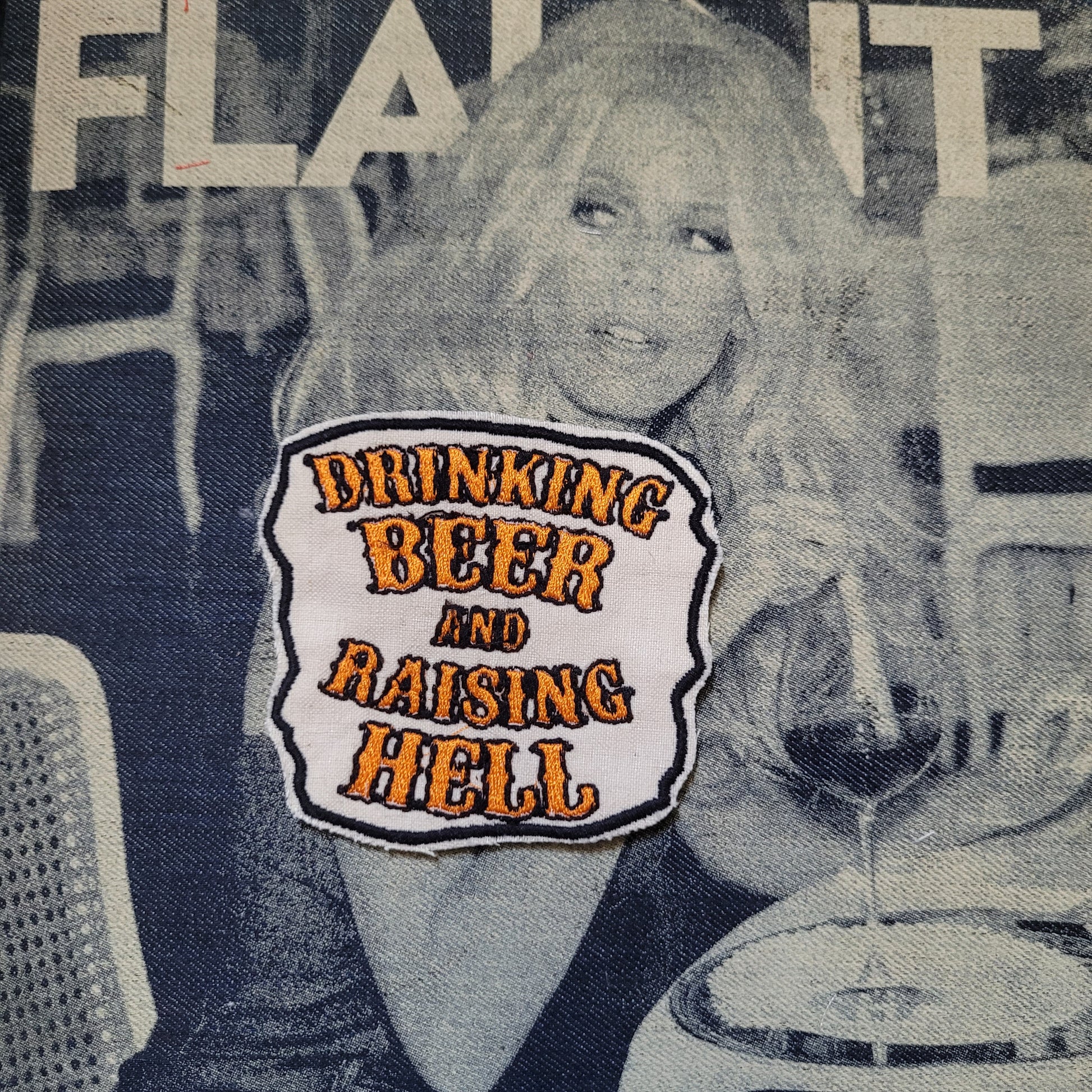 Patch Brodé "Drinking beer and raising hell" EN VIEUX TISSU COTON - PUNK & COTON