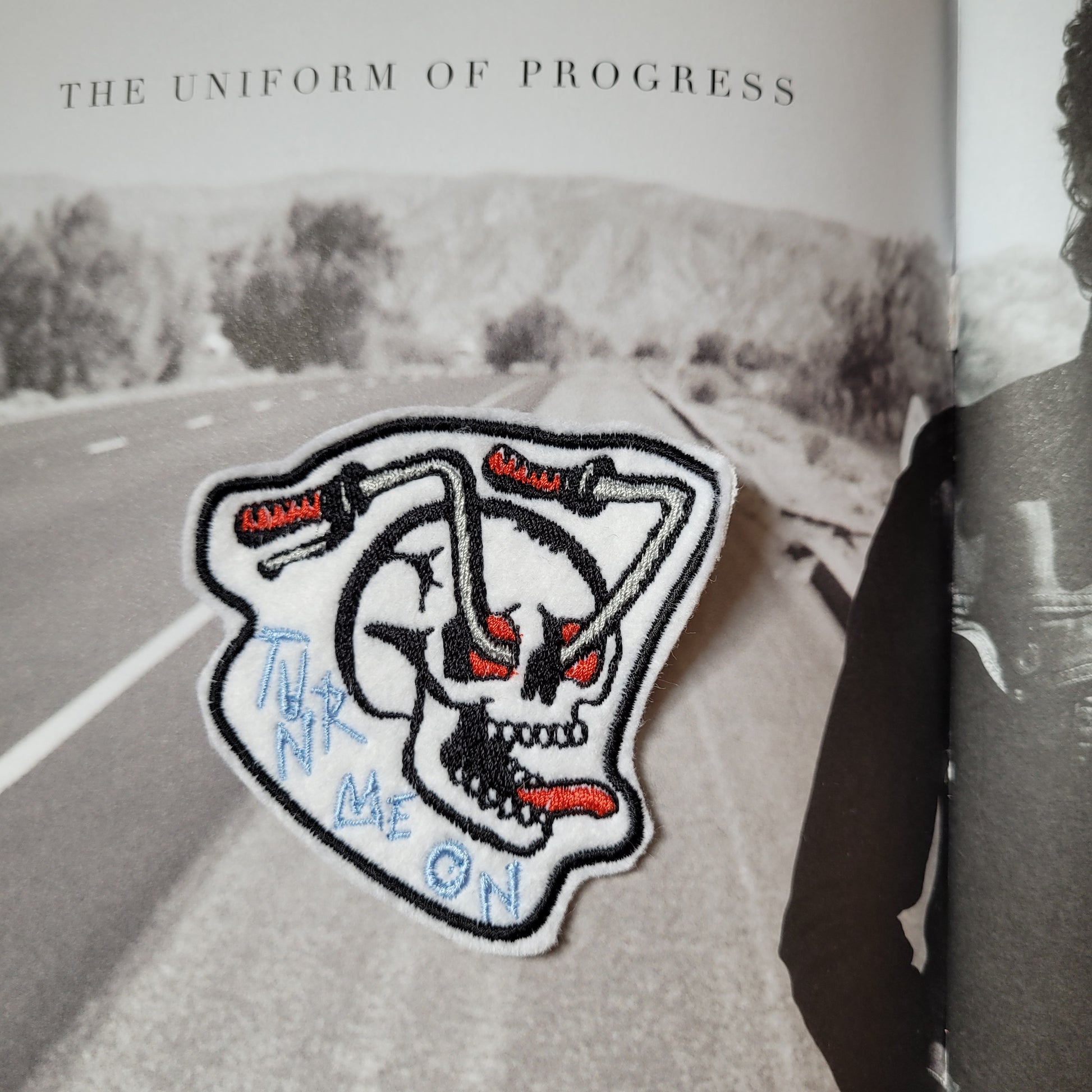 Patch brodé "Turn me on" version blue word - PUNK & COTON