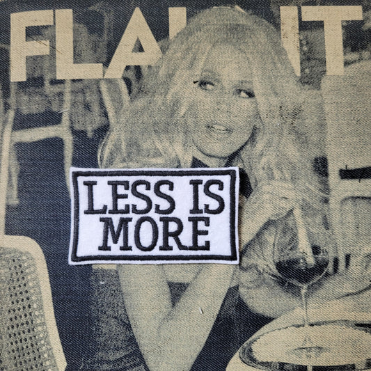 Patch Brodé Less is More ( version Fond Blanc) - PUNK & COTON