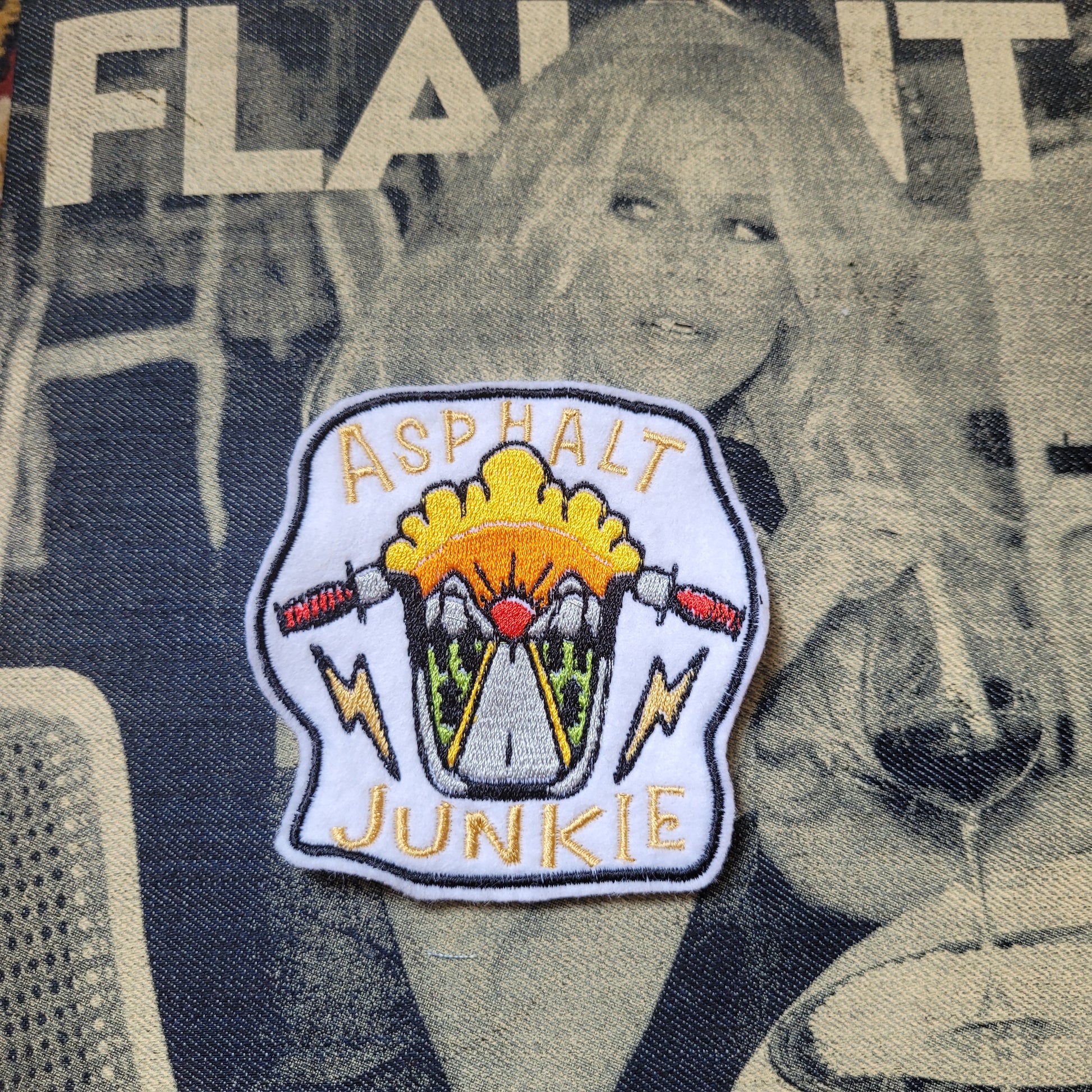 Patch brodé "Asphalt junkie" - PUNK & COTON