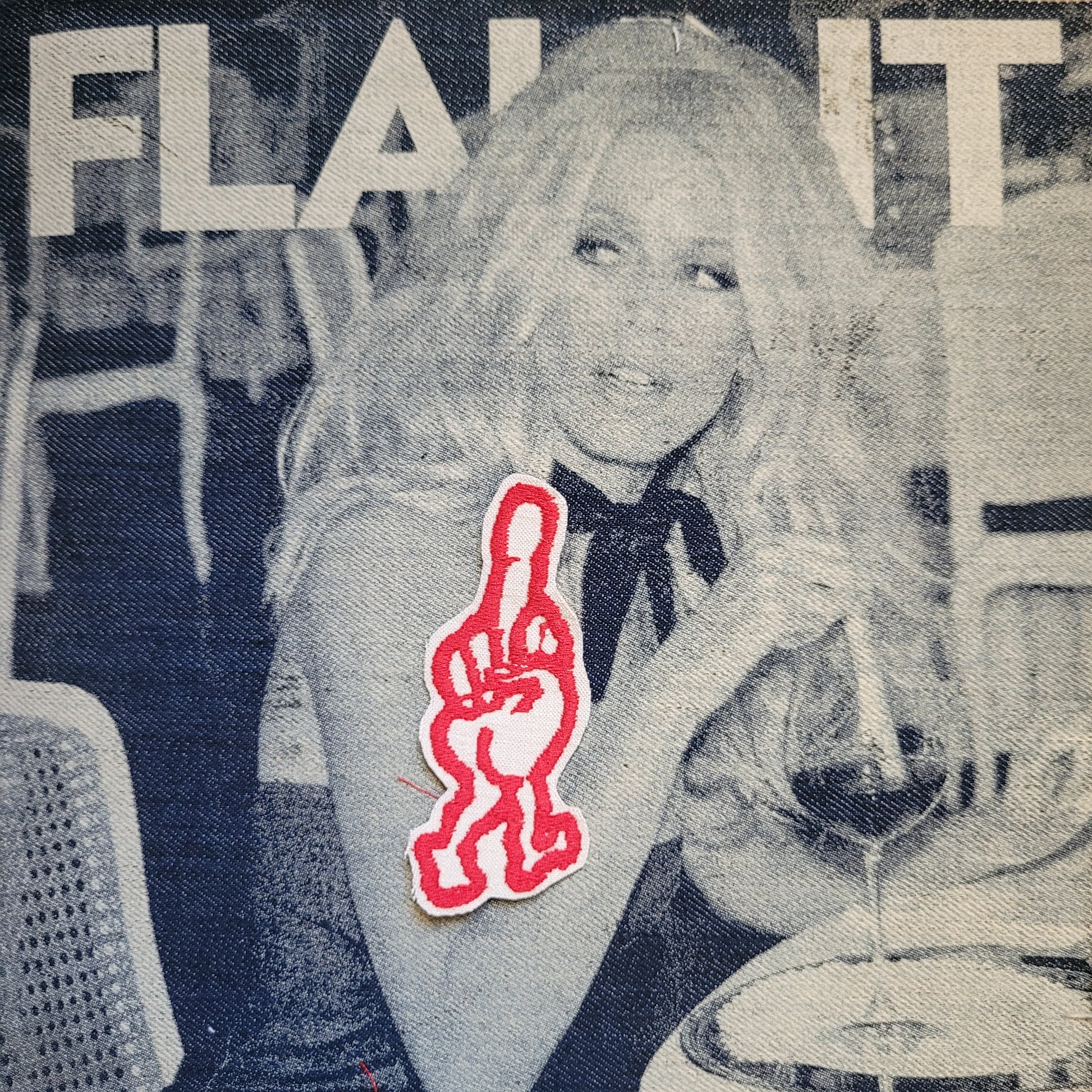 Patch Brodé "Middle finger walking" SUR VIEUX TISSU COTON - PUNK & COTON