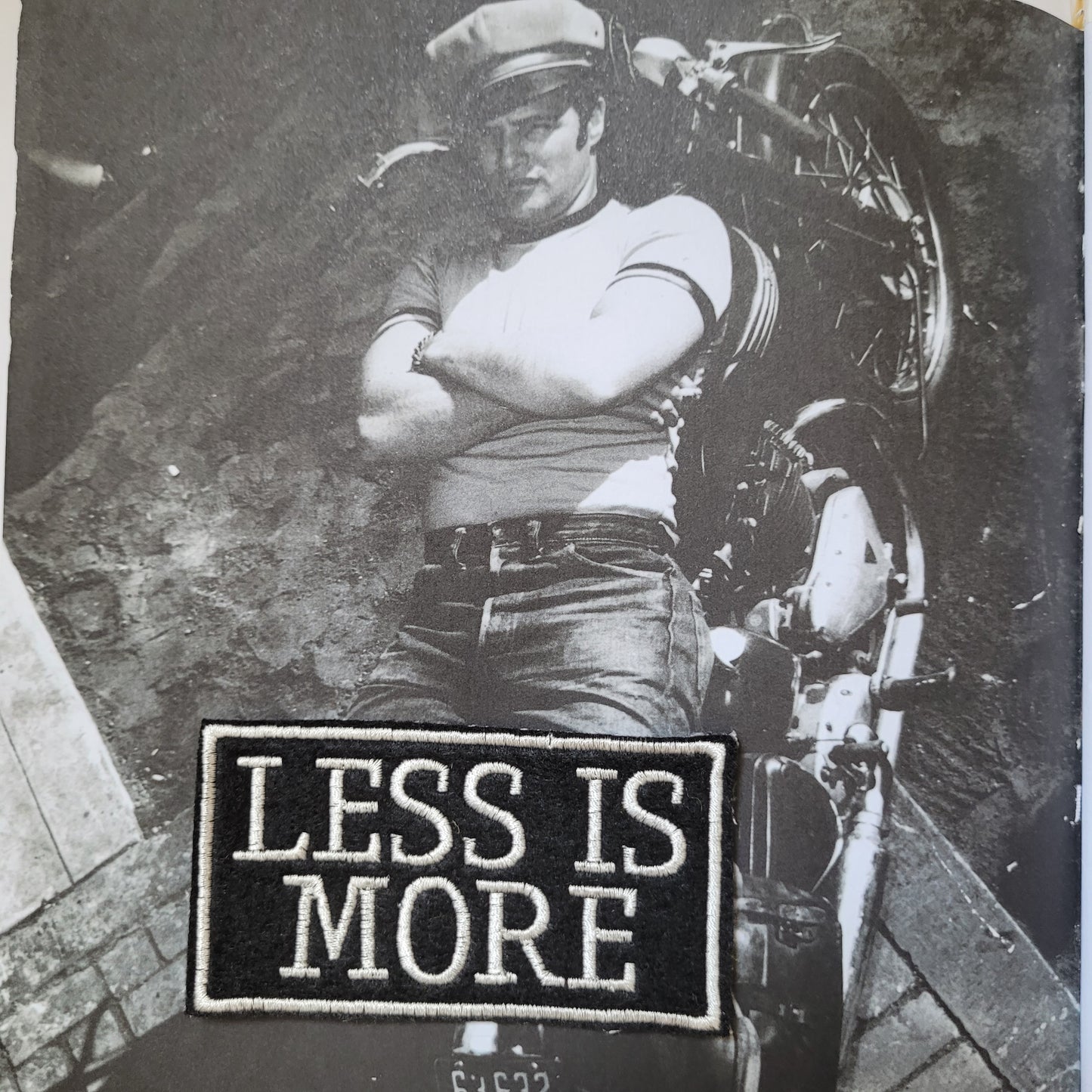 Patch Brodé "Less is More" ( version Fond Noir) - PUNK & COTON