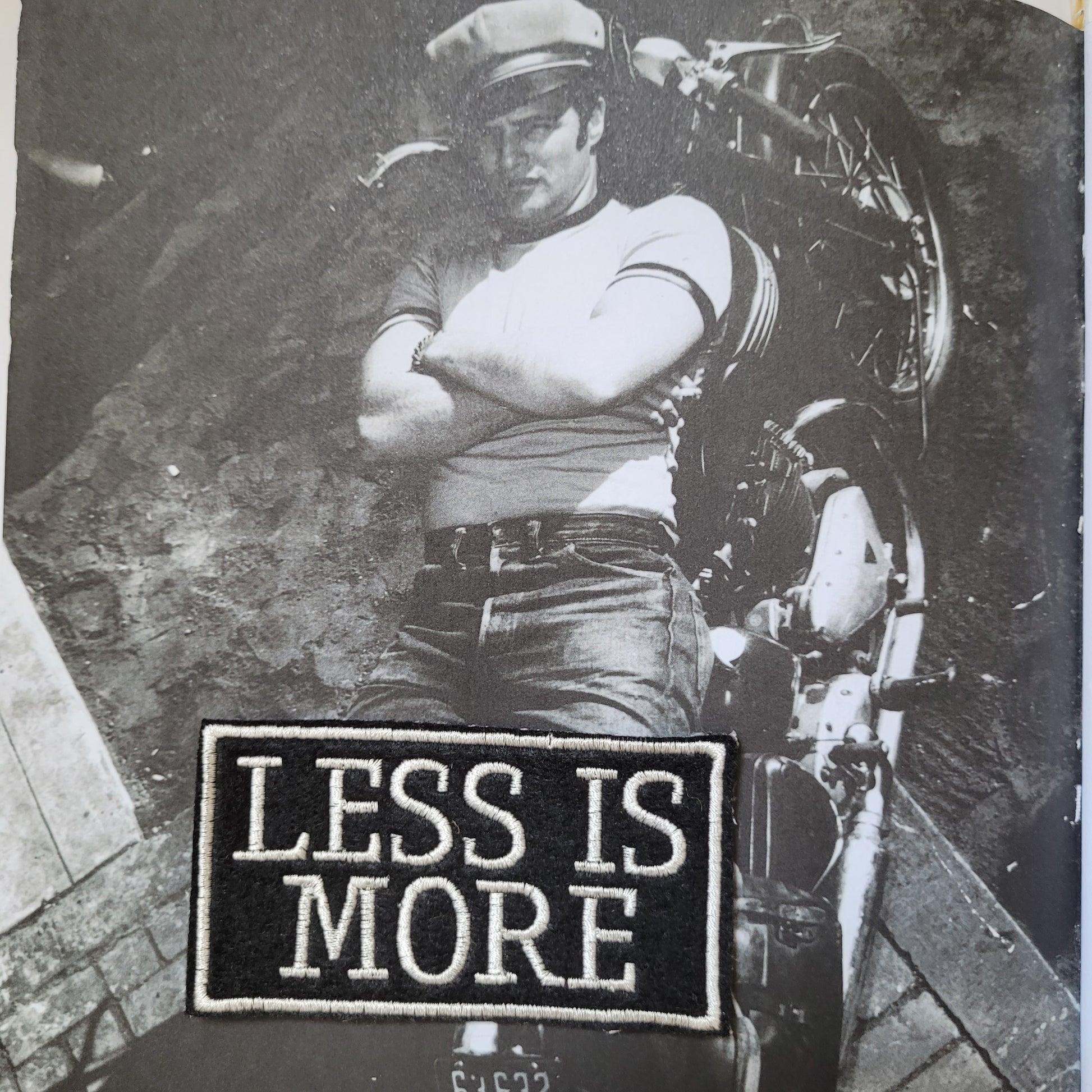 Patch Brodé "Less is More" ( version Fond Noir) - PUNK & COTON