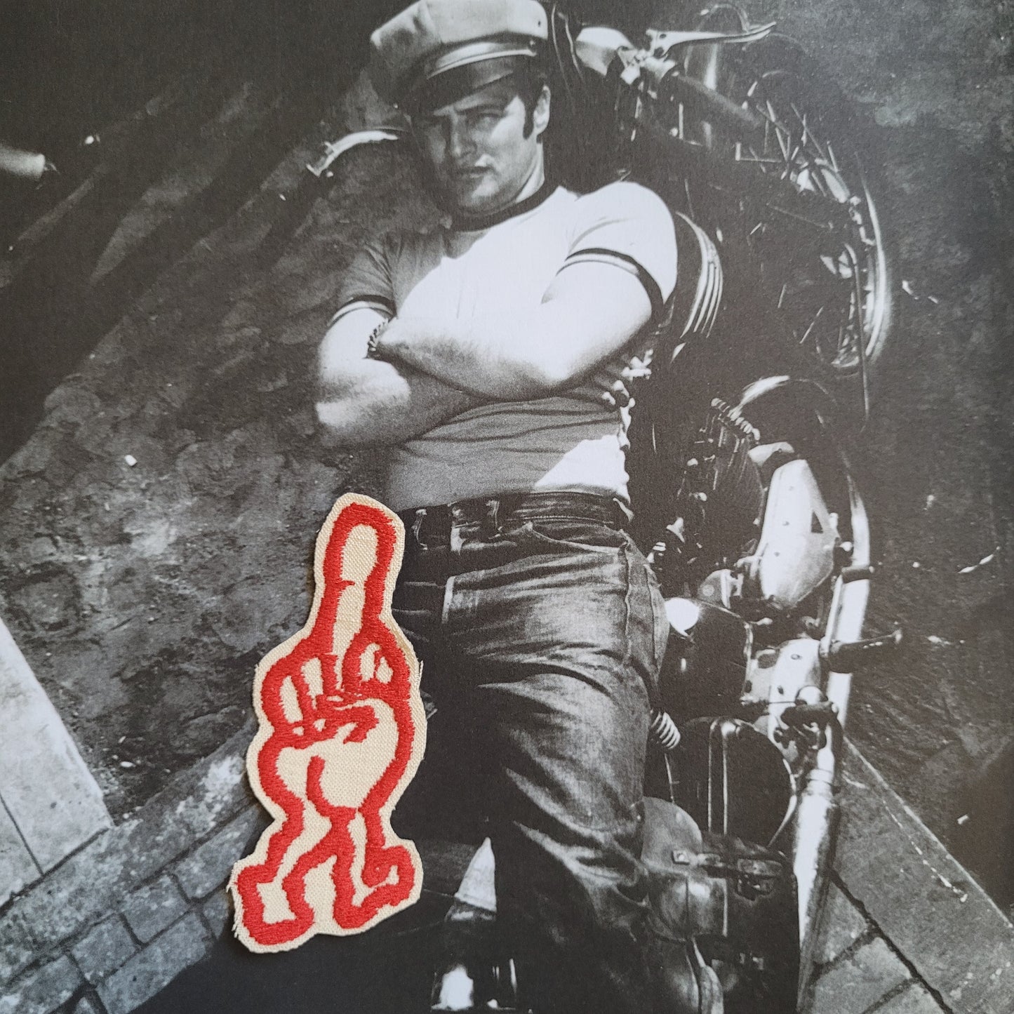 Patch Brodé "Middle finger walking" SUR VIEUX TISSU COTON - PUNK & COTON