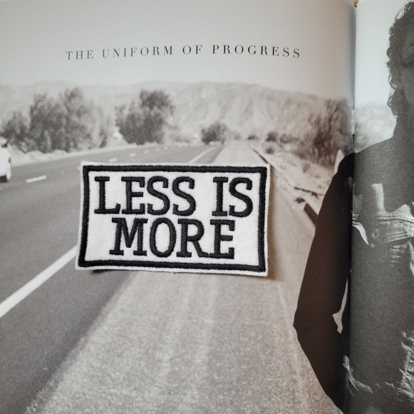 Patch Brodé Less is More ( version Fond Blanc) - PUNK & COTON