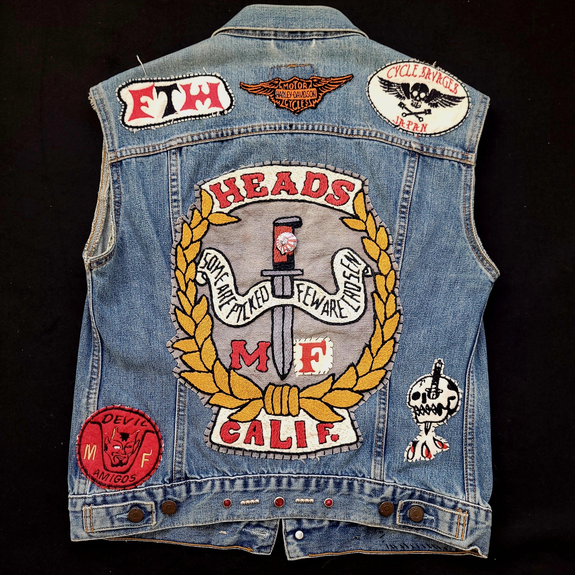 Biker gang cut handembroidered with sin printed liner/veste sans manche Levis avec broderie, patchs et doublure interne - PUNK & COTON