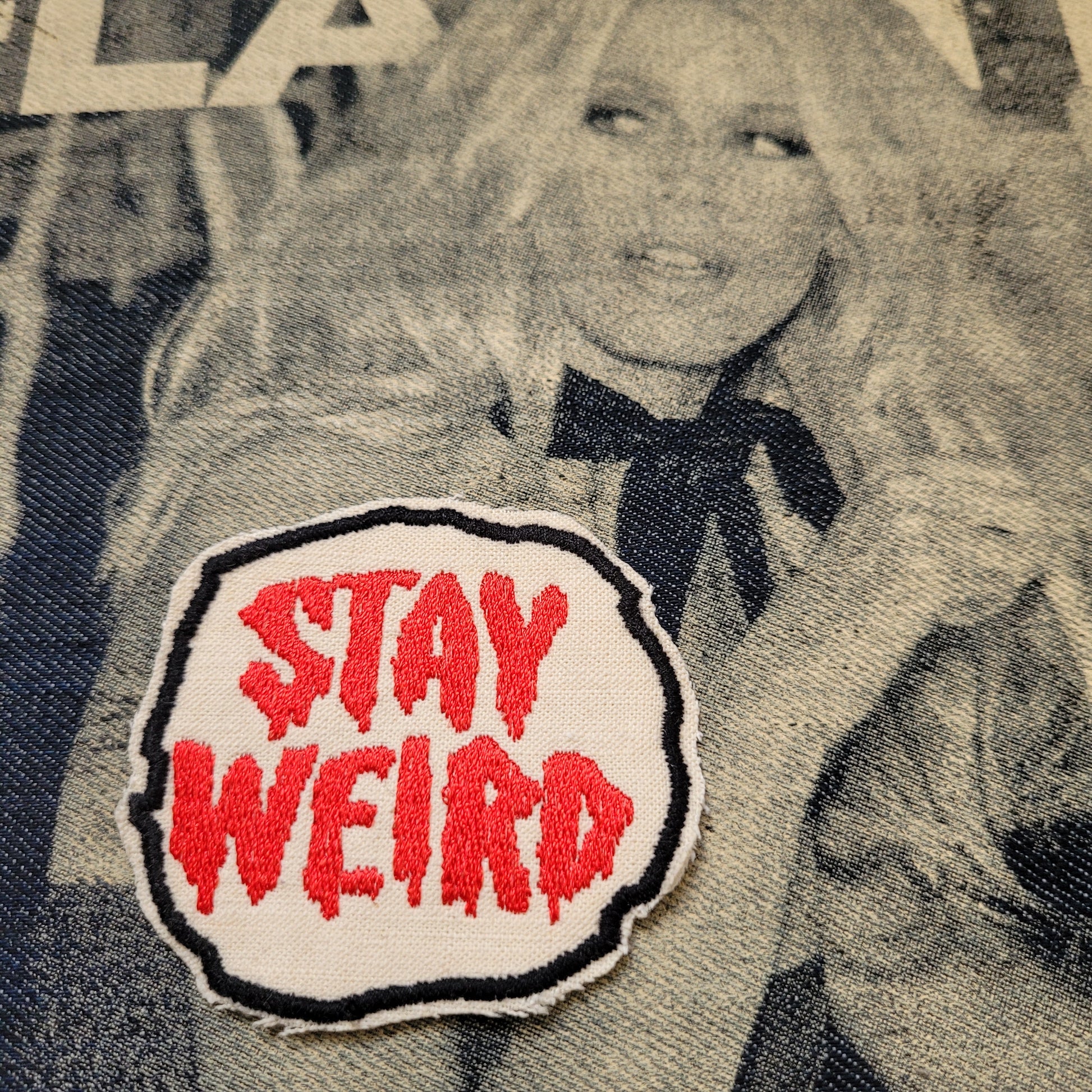 Patch Brodé "Stay weird" Version rouge EN VIEUX TISSU COTON - PUNK & COTON