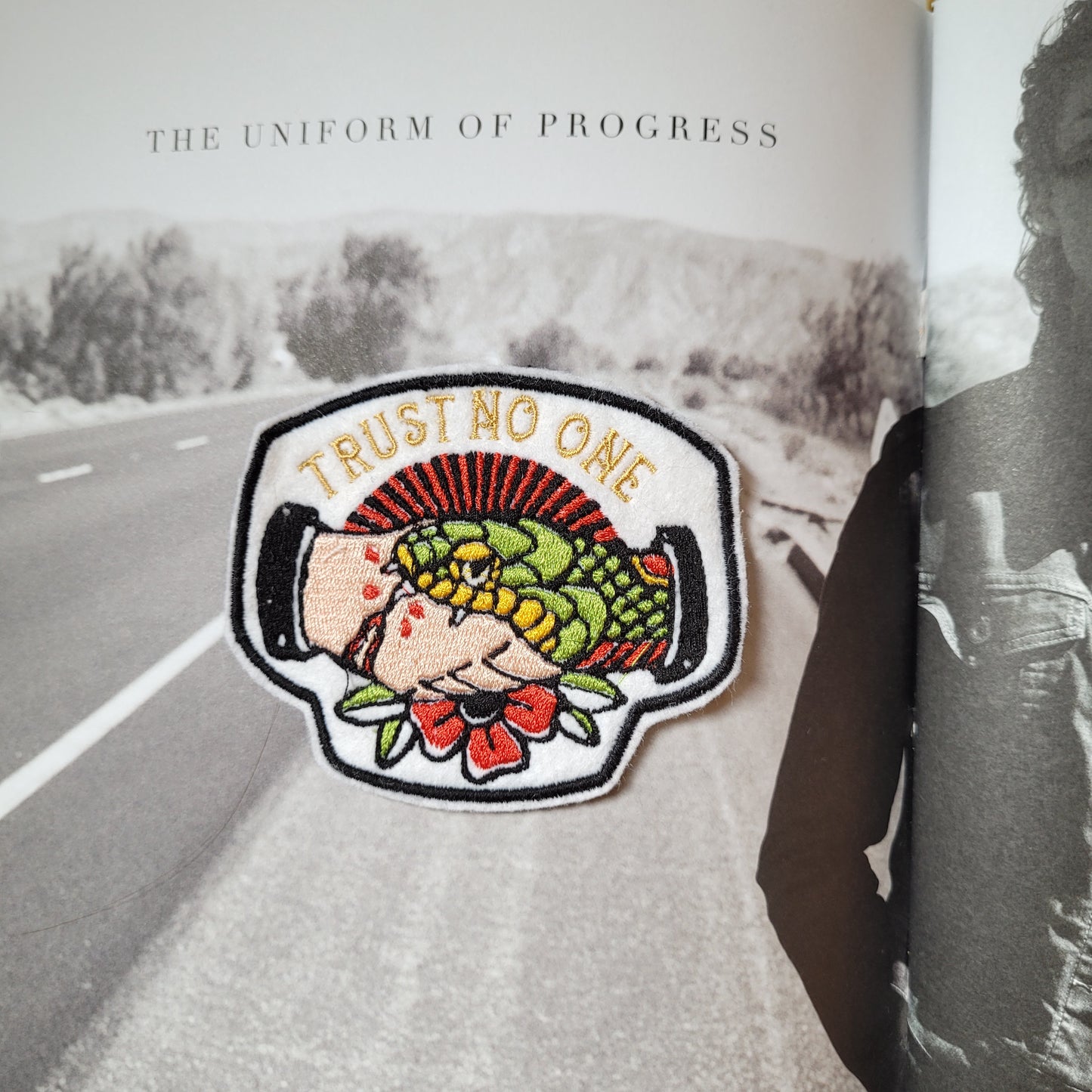 Patch brodé "Trust no one" - PUNK & COTON