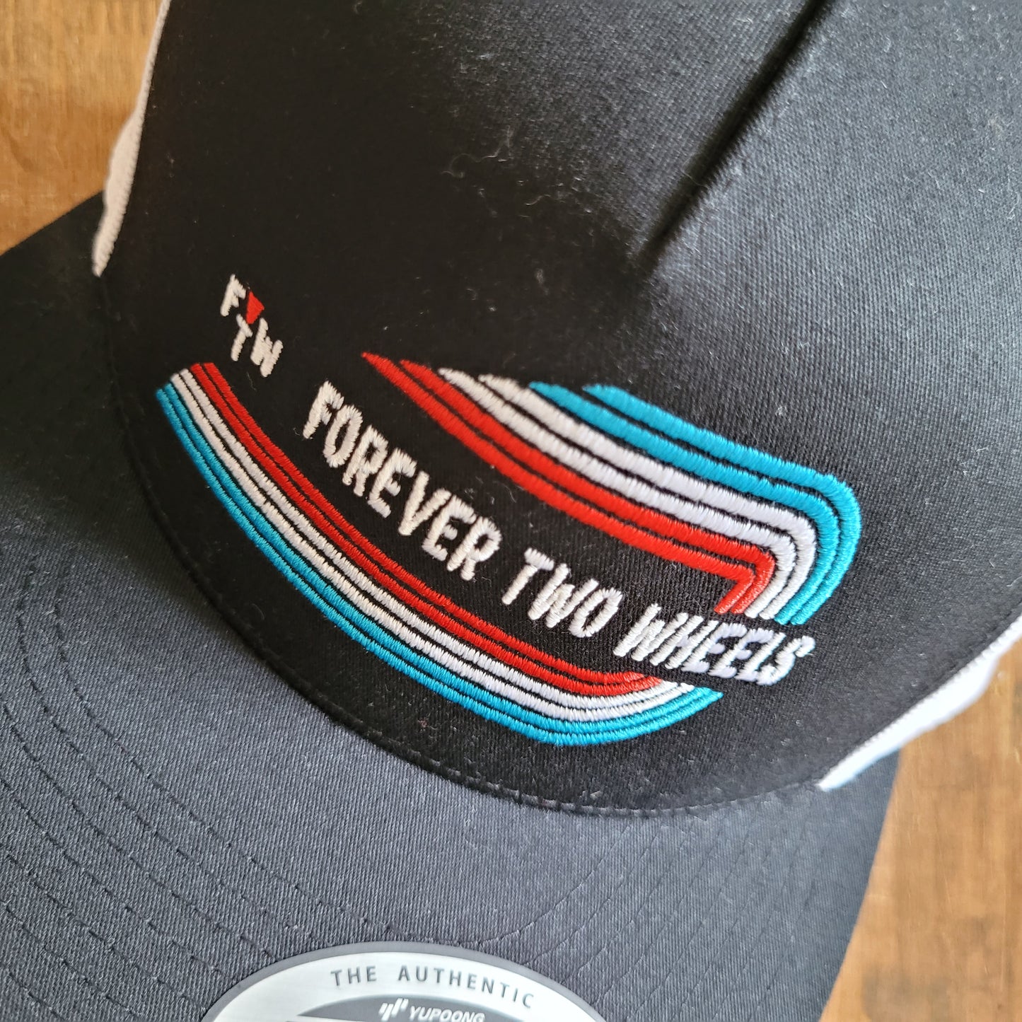 Trucker Cap  Brodé "FOREVER TWO WHEELS" Version Fond Noir / Blanc - PUNK & COTON