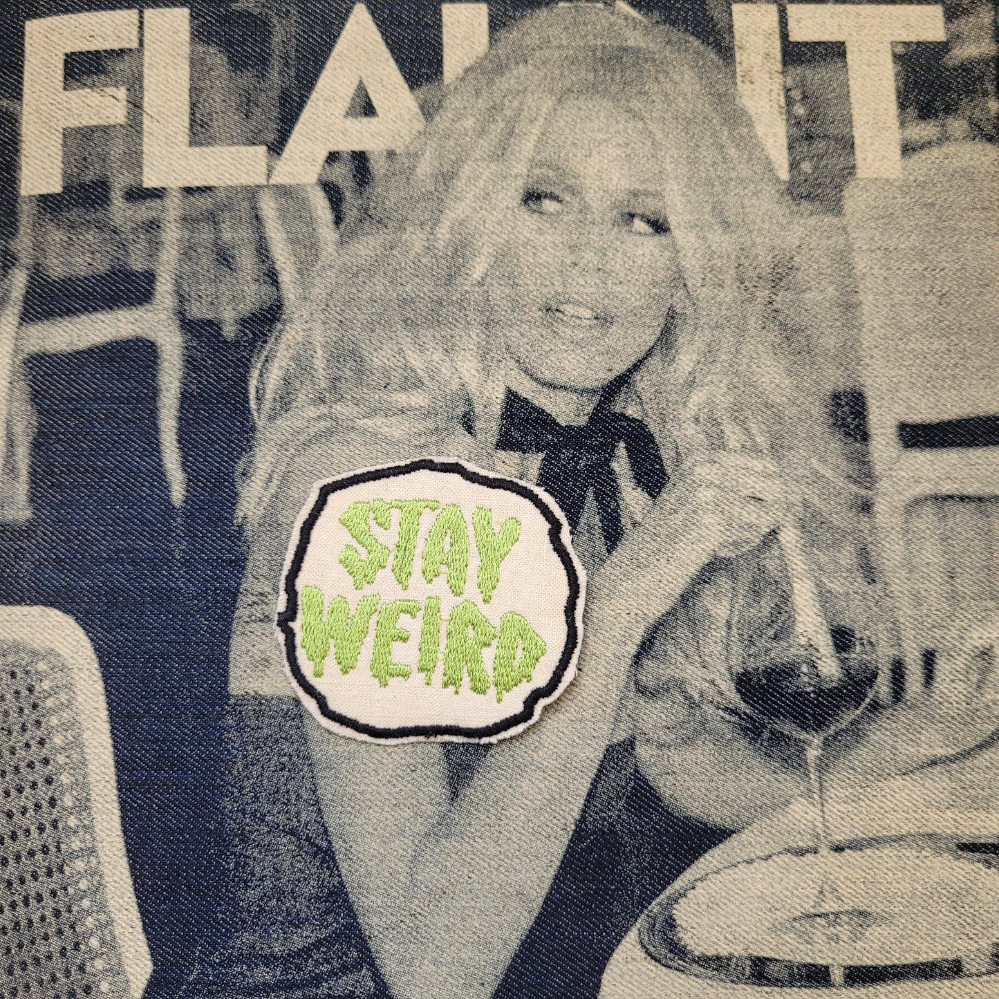 Patch Brodé "Stay weird" Version Vert EN VIEUX TISSU COTON - PUNK & COTON