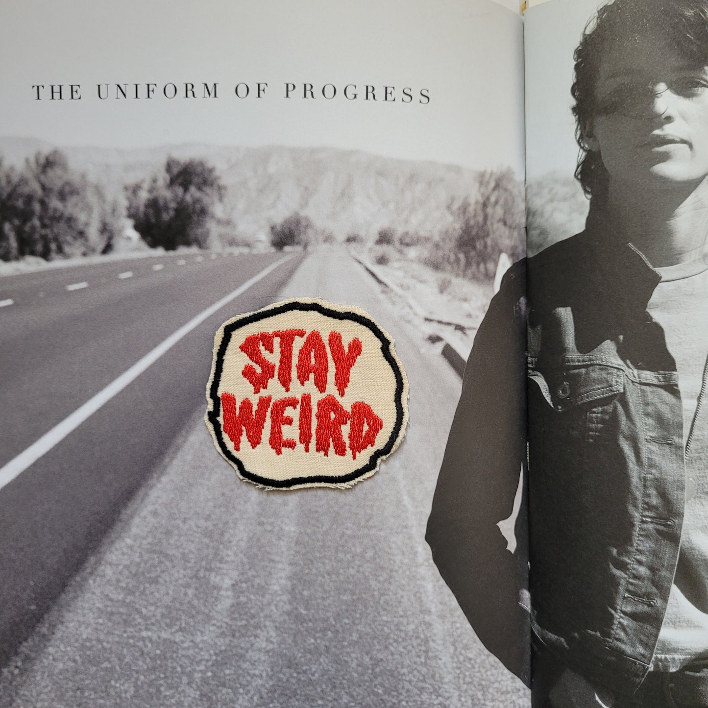 Patch Brodé "Stay weird" Version rouge EN VIEUX TISSU COTON - PUNK & COTON