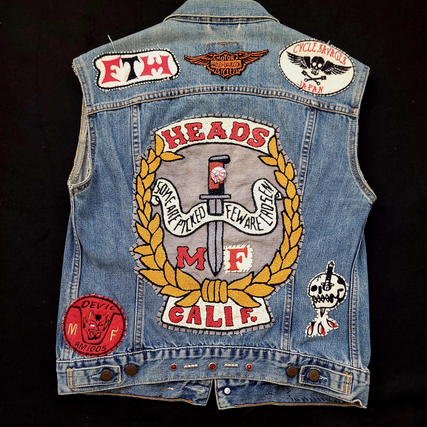 Biker gang cut handembroidered with sin printed liner/veste sans manche Levis avec broderie, patchs et doublure interne - PUNK & COTON