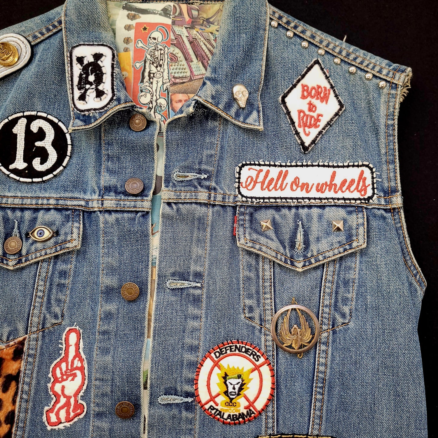 Biker gang cut handembroidered with sin printed liner/veste sans manche Levis avec broderie, patchs et doublure interne - PUNK & COTON