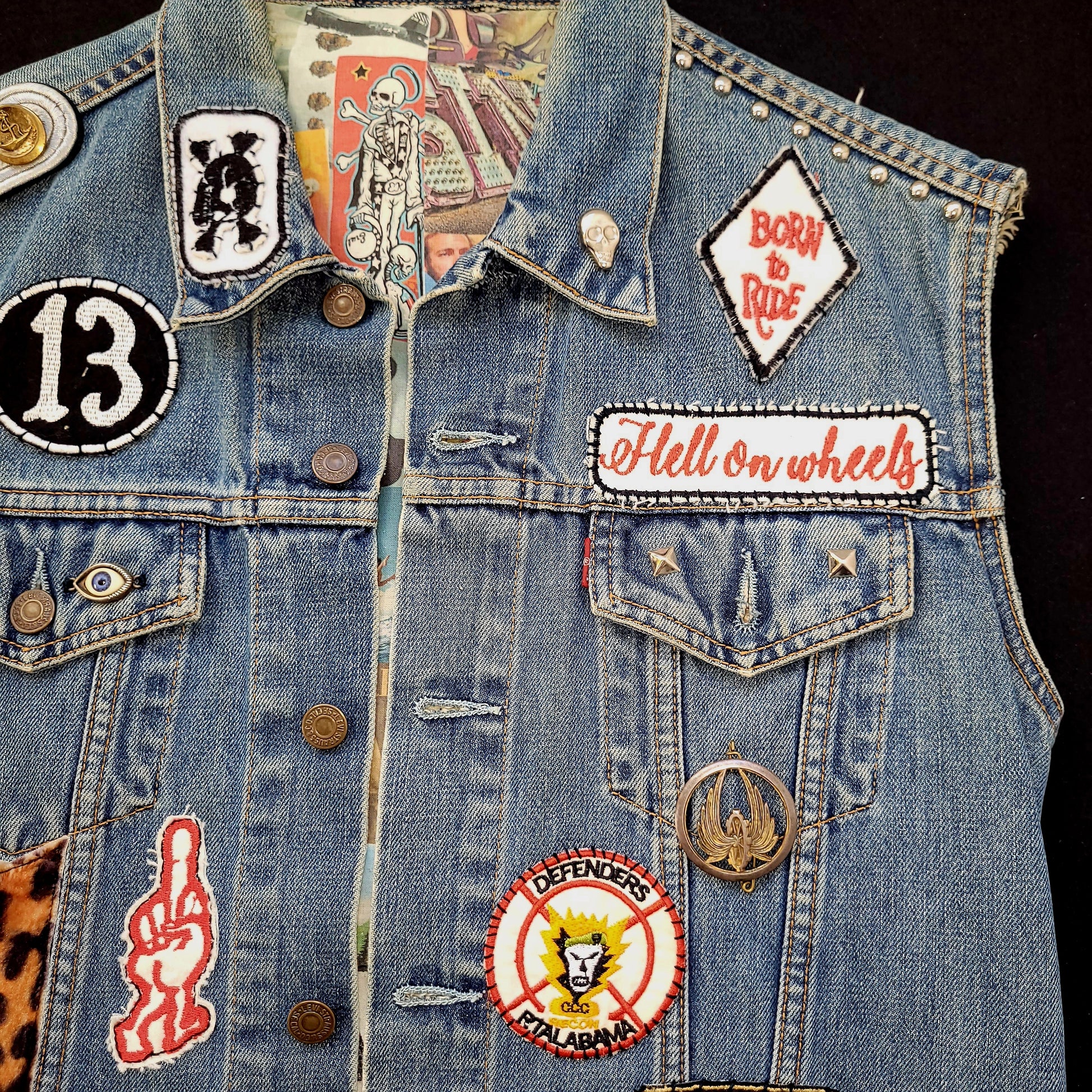 Biker gang cut handembroidered with sin printed liner/veste sans manche Levis avec broderie, patchs et doublure interne - PUNK & COTON