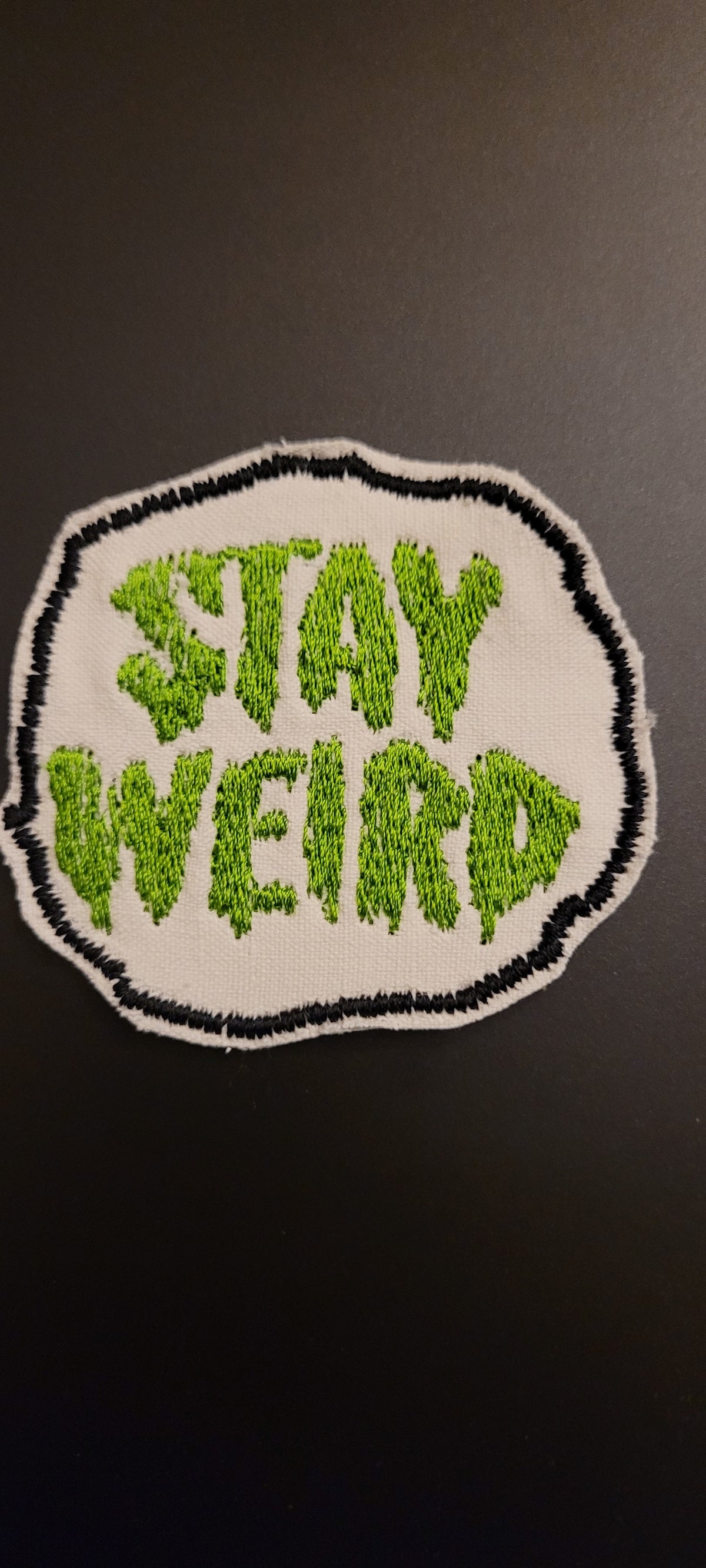 Patch Brodé "Stay weird" Version Vert EN VIEUX TISSU COTON